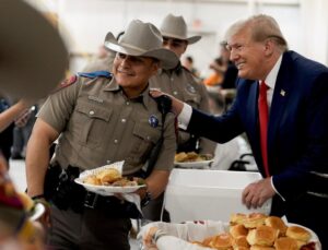 Donald Trump Instagram - It was my Great Honor to serve Thanksgiving meals to law enforcement and troops who will be stationed at the Southern Border during the Thanksgiving holiday this week. On behalf of all Americans, THANK YOU for your service and dedication🇺🇸
