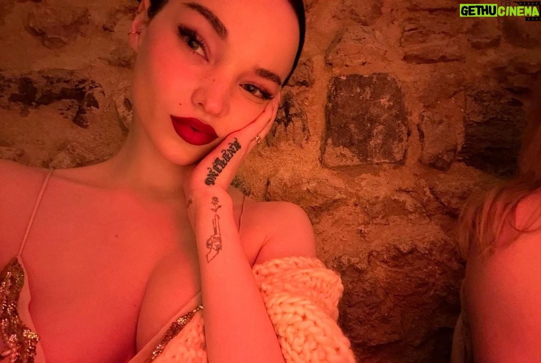 Dove Cameron Instagram - home, when iām not. šµš¹ feliz natal š§øāØš„®š©°š»š !!!!!!