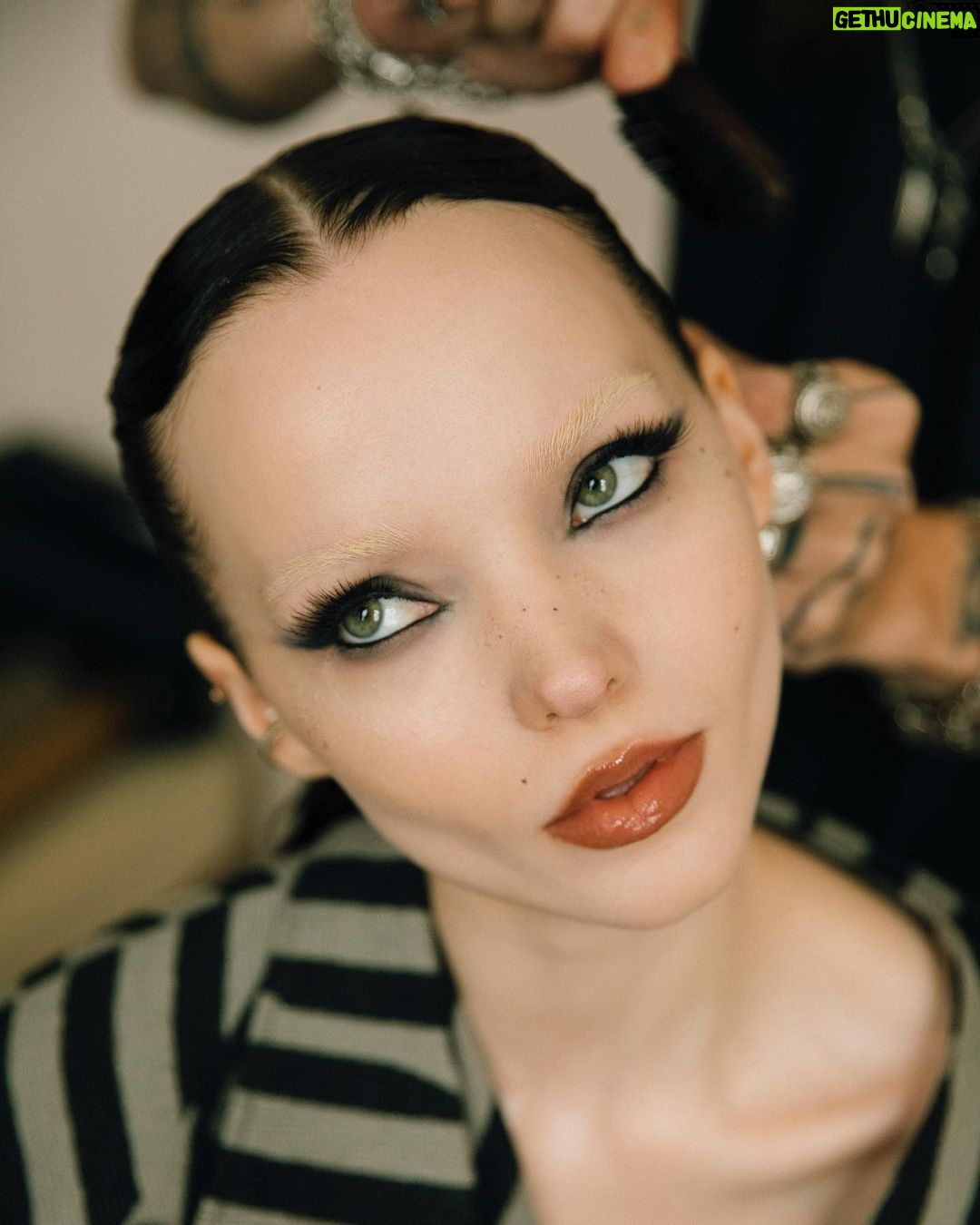 Dove Cameron Instagram - un petit garçon arrive à paris !! 👩🏻❤️💋👩🏻 merci @kenzo for a magical evening, @nigo impeccably fresh blend of masculin et féminin on the seine au coucher du soleil. vous êtes une source d'inspiration🌸🌸🌸 photo: @dariasenin 🩰