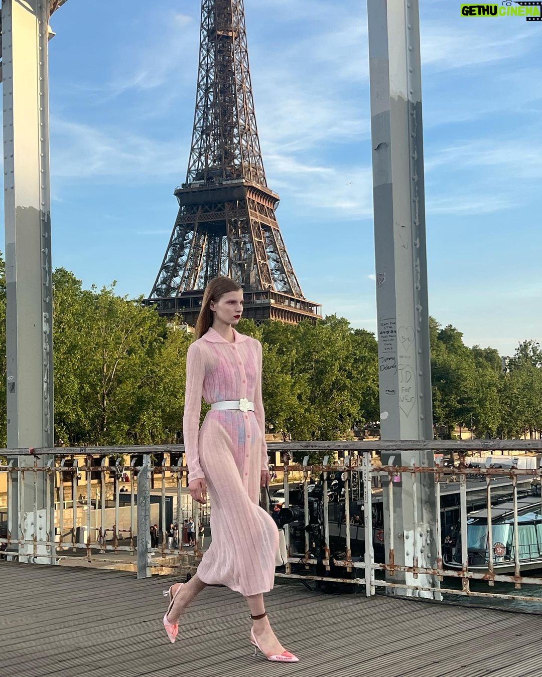 Dove Cameron Instagram - un petit garçon arrive à paris !! 👩🏻❤️💋👩🏻 merci @kenzo for a magical evening, @nigo impeccably fresh blend of masculin et féminin on the seine au coucher du soleil. vous êtes une source d'inspiration🌸🌸🌸 photo: @dariasenin 🩰