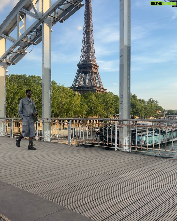 Dove Cameron Instagram - un petit garçon arrive à paris !! 👩🏻❤️💋👩🏻 merci @kenzo for a magical evening, @nigo impeccably fresh blend of masculin et féminin on the seine au coucher du soleil. vous êtes une source d'inspiration🌸🌸🌸 photo: @dariasenin 🩰