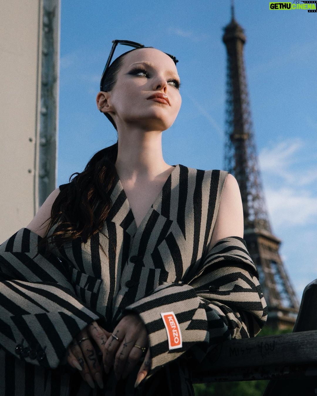 Dove Cameron Instagram - un petit garçon arrive à paris !! 👩🏻❤️💋👩🏻 merci @kenzo for a magical evening, @nigo impeccably fresh blend of masculin et féminin on the seine au coucher du soleil. vous êtes une source d'inspiration🌸🌸🌸 photo: @dariasenin 🩰