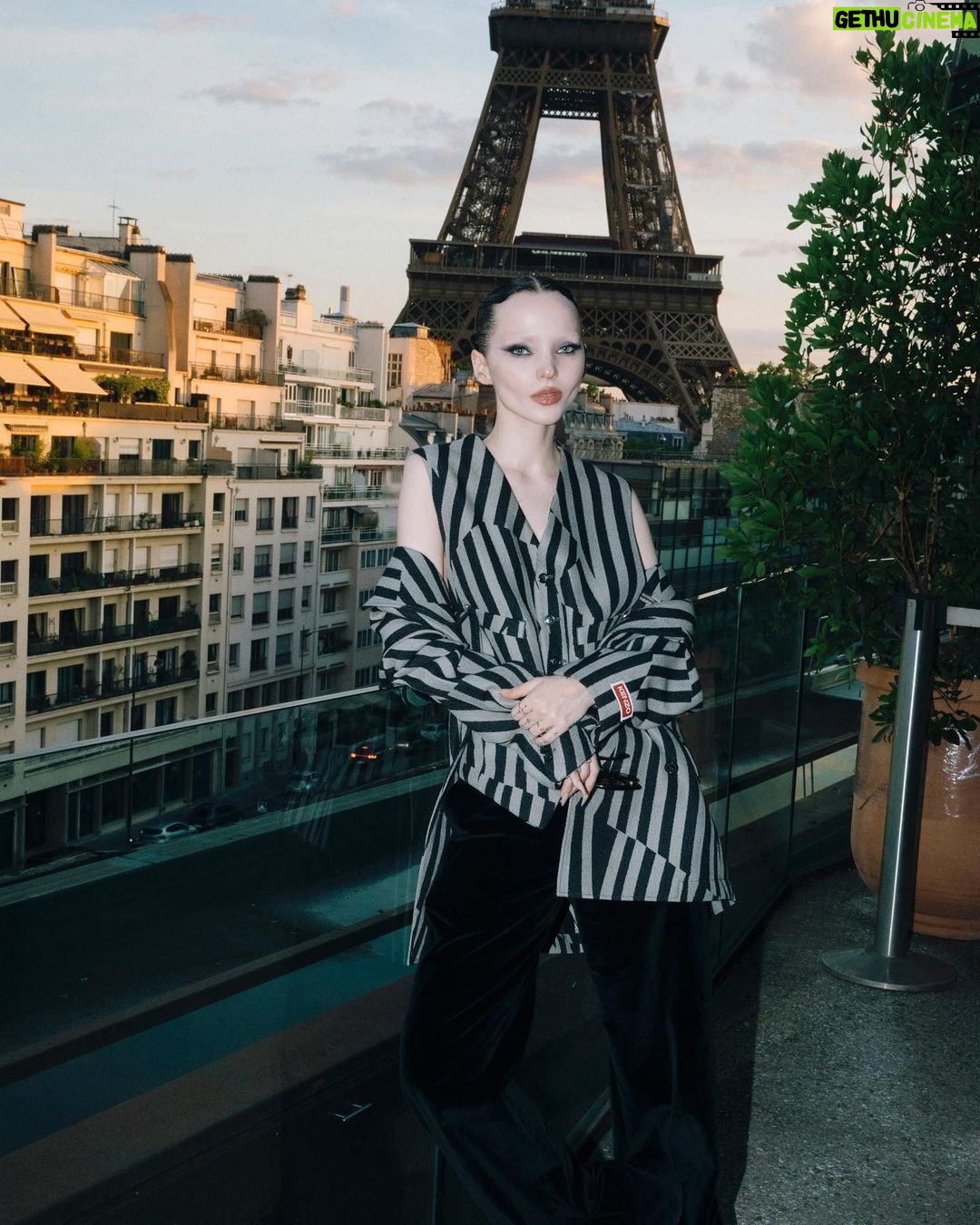 Dove Cameron Instagram - un petit garçon arrive à paris !! 👩🏻❤️💋👩🏻 merci @kenzo for a magical evening, @nigo impeccably fresh blend of masculin et féminin on the seine au coucher du soleil. vous êtes une source d'inspiration🌸🌸🌸 photo: @dariasenin 🩰