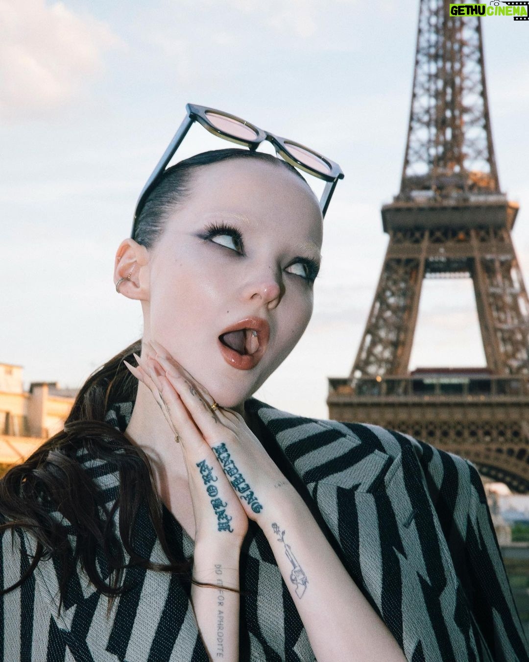 Dove Cameron Instagram - un petit garçon arrive à paris !! 👩🏻❤️💋👩🏻 merci @kenzo for a magical evening, @nigo impeccably fresh blend of masculin et féminin on the seine au coucher du soleil. vous êtes une source d'inspiration🌸🌸🌸 photo: @dariasenin 🩰