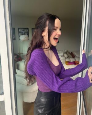 Dove Cameron Instagram - lucky you, i can read minds 🤸🏻‍♀️