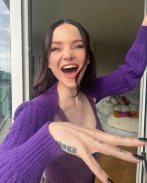 Dove Cameron Instagram - lucky you, i can read minds 🤸🏻‍♀️