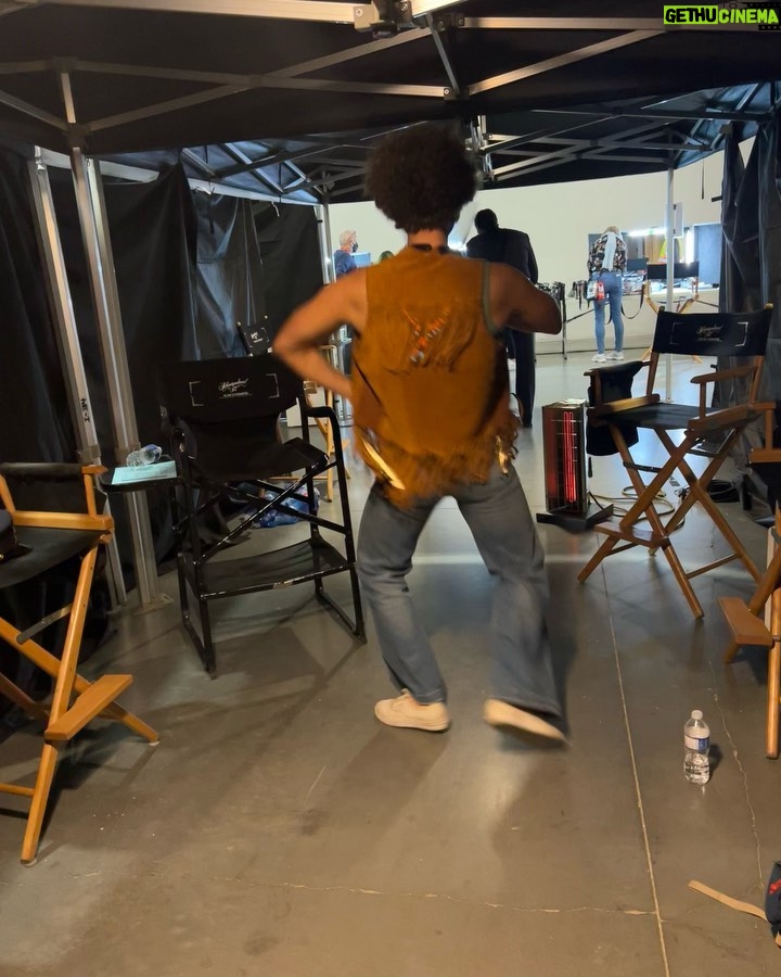 Dove Cameron Instagram - back w camp, levity , fosse & flexibility!!! 🤸🏻‍♀️ clearly we have no fun making this show . first 2 eps of season 2 out now on @appletvplus 🍸🎷🧪🎙️
