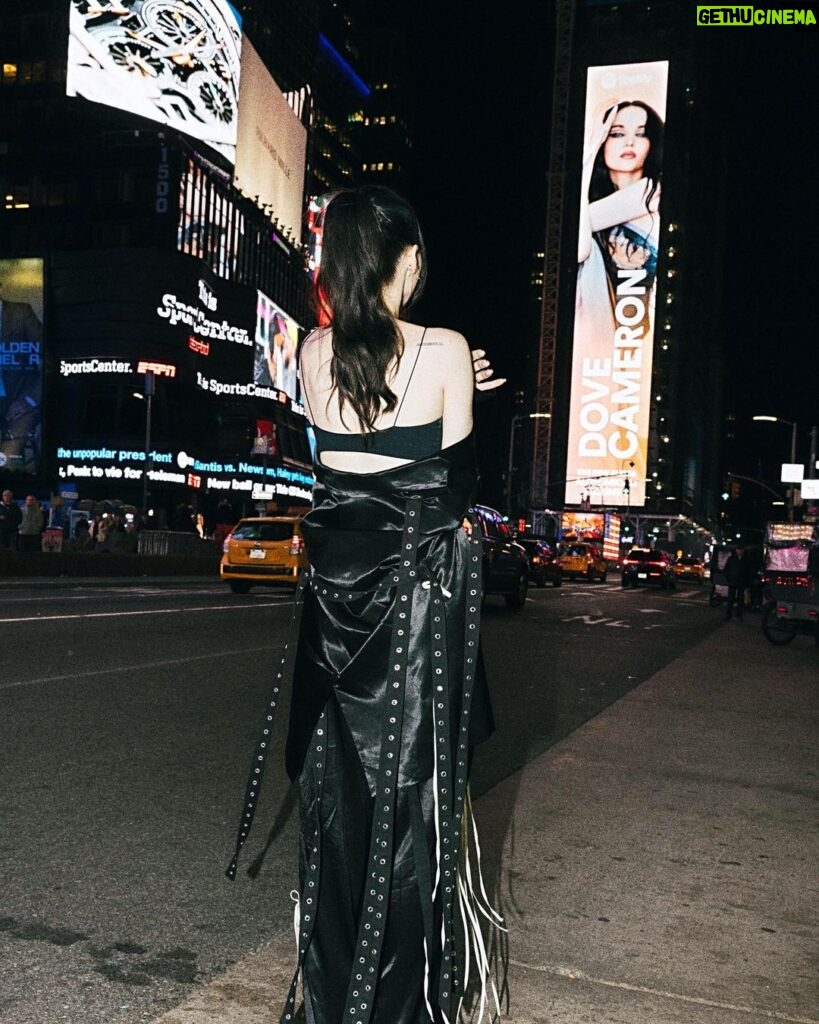 Dove Cameron Instagram - new york , i love you. special night with only the closest🗽