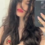 Dove Cameron Instagram - this infinity fits in my hand !!!!!!