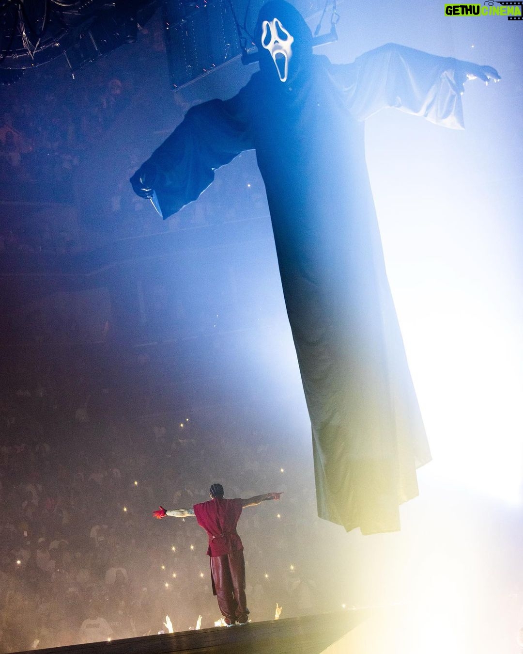 Drake Instagram - The show is a knockout even when the opps wanna pop out and act like we rock out…my brothers would never tell me watch out cause they know the only time I watch out is when I roll up my sleeve and let my watch out duhhhh New York, New York