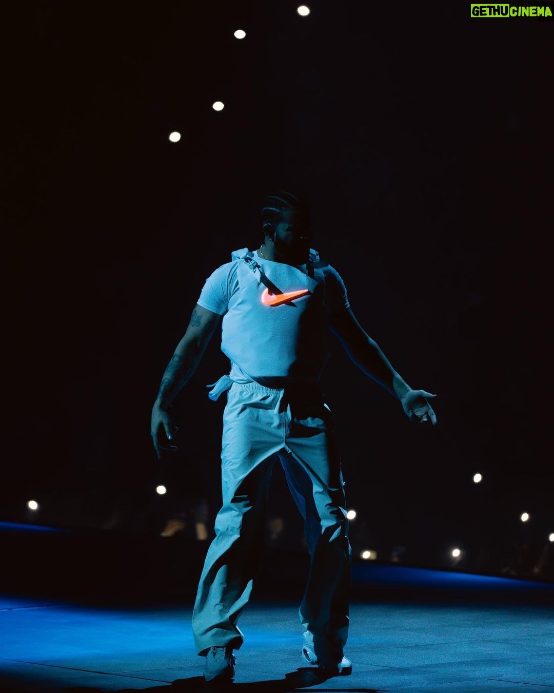 Drake Instagram - The show is a knockout even when the opps wanna pop out and act like we rock out…my brothers would never tell me watch out cause they know the only time I watch out is when I roll up my sleeve and let my watch out duhhhh New York, New York