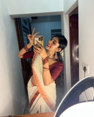 Drishya Raghunath Instagram - Happiest Vishuu everyone !🌼

Mau : @makeoverbyaishh 🌼
 @aishwaryaasokan 🌼