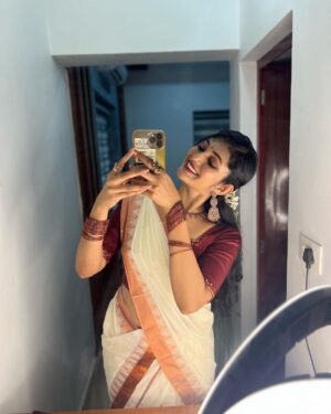 Drishya Raghunath Instagram - Happiest Vishuu everyone !🌼

Mau : @makeoverbyaishh 🌼
 @aishwaryaasokan 🌼