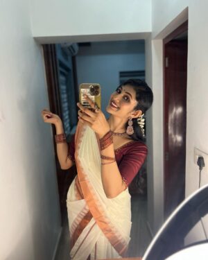 Drishya Raghunath Instagram - Happiest Vishuu everyone !🌼

Mau : @makeoverbyaishh 🌼
 @aishwaryaasokan 🌼