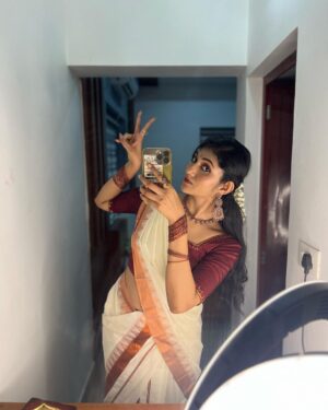 Drishya Raghunath Instagram - Happiest Vishuu everyone !🌼

Mau : @makeoverbyaishh 🌼
 @aishwaryaasokan 🌼