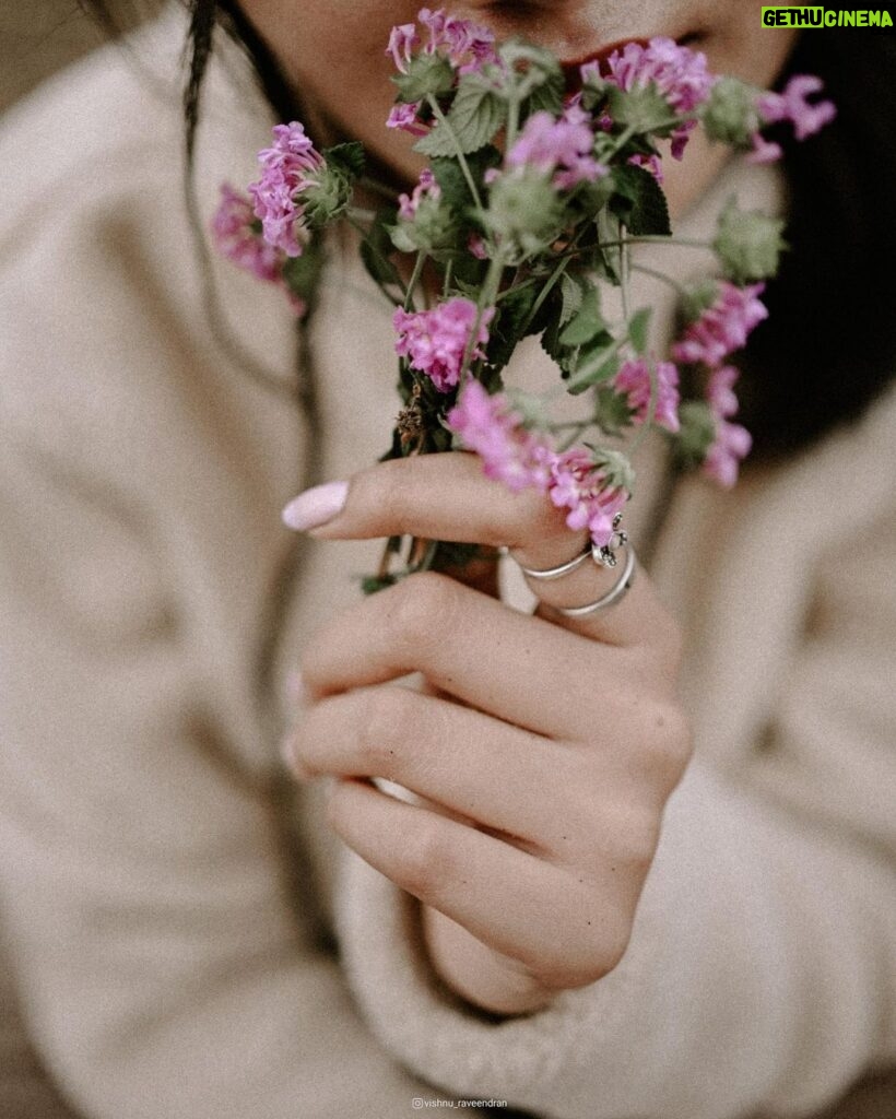 Drishya Raghunath Instagram - Flowers do make me feel alive 💟 Pc : @vishnu_whiteramp 💟