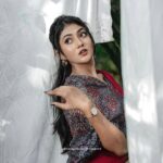 Drishya Raghunath Instagram – ग़ुलाब का फूल

PHOTOGRAPHY : @jishnumurali_  MUA : @cosmoholic_by_amritha_sarath 
OUTFIT : @chithras_fashion_paradise 
RETOUCH : @abhishek__asokan 
ASSISTANT : pixel.monk._ 
LOCATION : @niramayamheritage

#styling #red #saree #danielwellington #indowestern #drishya #drishyaraghunath
