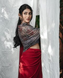 Drishya Raghunath Instagram - ग़ुलाब का फूल PHOTOGRAPHY : @jishnumurali_ MUA : @cosmoholic_by_amritha_sarath OUTFIT : @chithras_fashion_paradise RETOUCH : @abhishek__asokan ASSISTANT : pixel.monk._ LOCATION : @niramayamheritage #red #outfits #redoutfit #indowestern #fashionista #styling #drishya #drishyaraghunath