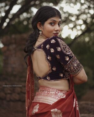 Drishya Raghunath Instagram - 🪷

Wearing: @santinni.in 
Ornaments: @unniyarchajewelry 
Pc : @jishnumurali_ 
Mua : @aparnamidhun_makeover 

#ethinicwear #ethinic #traditional #saree #festiwal #festivaldressingideas #drishya #drishyaraghunath