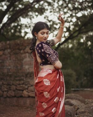 Drishya Raghunath Instagram - 🪷

Wearing: @santinni.in 
Ornaments: @unniyarchajewelry 
Pc : @jishnumurali_ 
Mua : @aparnamidhun_makeover 

#ethinicwear #ethinic #traditional #saree #festiwal #festivaldressingideas #drishya #drishyaraghunath