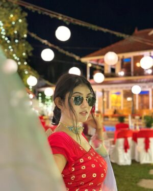 Drishya Raghunath Instagram - GULABHI NIGHT was filled with fun and craziness ❤️
Swipe left to find out :) 

Statement choker from @adorebypriyanka ❤️