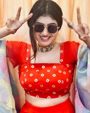 Drishya Raghunath Instagram - GULABHI NIGHT was filled with fun and craziness ❤️
Swipe left to find out :) 

Statement choker from @adorebypriyanka ❤️