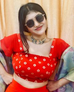 Drishya Raghunath Instagram - GULABHI NIGHT was filled with fun and craziness ❤️ Swipe left to find out :) Statement choker from @adorebypriyanka ❤️