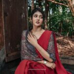 Drishya Raghunath Instagram – ग़ुलाब का फूल

PHOTOGRAPHY : @jishnumurali_  MUA : @cosmoholic_by_amritha_sarath 
OUTFIT : @chithras_fashion_paradise 
RETOUCH : @abhishek__asokan 
ASSISTANT : pixel.monk._ 
LOCATION : @niramayamheritage

#styling #red #saree #danielwellington #indowestern #drishya #drishyaraghunath