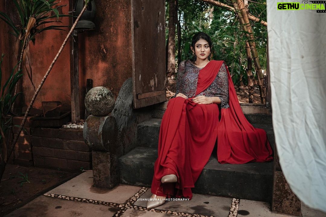 Drishya Raghunath Instagram - ग़ुलाब का फूल PHOTOGRAPHY : @jishnumurali_ MUA : @cosmoholic_by_amritha_sarath OUTFIT : @chithras_fashion_paradise RETOUCH : @abhishek__asokan ASSISTANT : pixel.monk._ LOCATION : @niramayamheritage #styling #red #saree #danielwellington #indowestern #drishya #drishyaraghunath