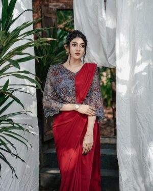 Drishya Raghunath Instagram - ग़ुलाब का फूल 

PHOTOGRAPHY : @jishnumurali_  MUA : @cosmoholic_by_amritha_sarath 
OUTFIT : @chithras_fashion_paradise 
RETOUCH : @abhishek__asokan 
ASSISTANT : pixel.monk._ 
LOCATION : @niramayamheritage

#red #outfits #redoutfit #indowestern #fashionista #styling #drishya #drishyaraghunath
