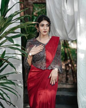 Drishya Raghunath Instagram - ग़ुलाब का फूल 

PHOTOGRAPHY : @jishnumurali_  MUA : @cosmoholic_by_amritha_sarath 
OUTFIT : @chithras_fashion_paradise 
RETOUCH : @abhishek__asokan 
ASSISTANT : pixel.monk._ 
LOCATION : @niramayamheritage

#red #outfits #redoutfit #indowestern #fashionista #styling #drishya #drishyaraghunath