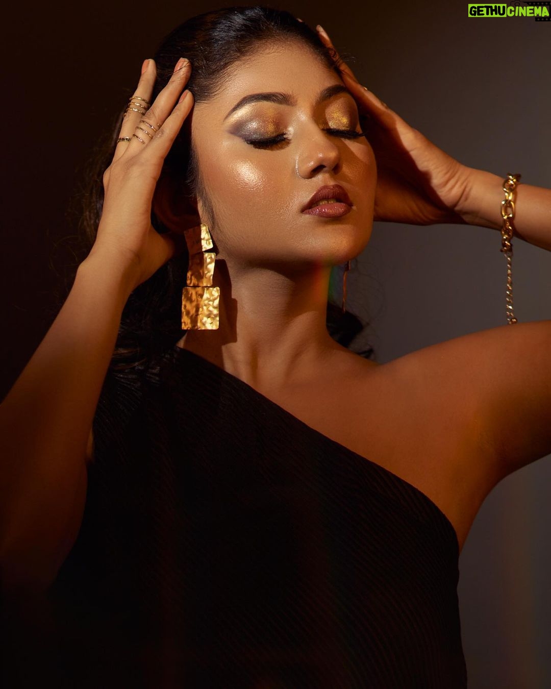 Drishya Raghunath Instagram - C L E O P A T R A Experiencing the magic and allure of Egypt through the eyes of a modern-day Cleopatra 👁#ModernMuse Ft. @drishya__raghunath Photography & retouch: @zoom.inphotography Styling: @stylewithandriya @andriya_nunez Makeup & hair: @gopzmeow Outfit : @acornfashionlines Earing: @zorros_jewelstore Special thanks: @vishnu.chandrabose @mr.canographers Studio: @tinyturtle.media