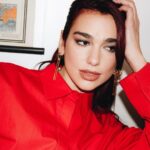 Dua Lipa Instagram - 12hrs in NYC to see my fave @jimmyfallon to kick off the holiday season right!!!! @fallontonight ❄️❤️