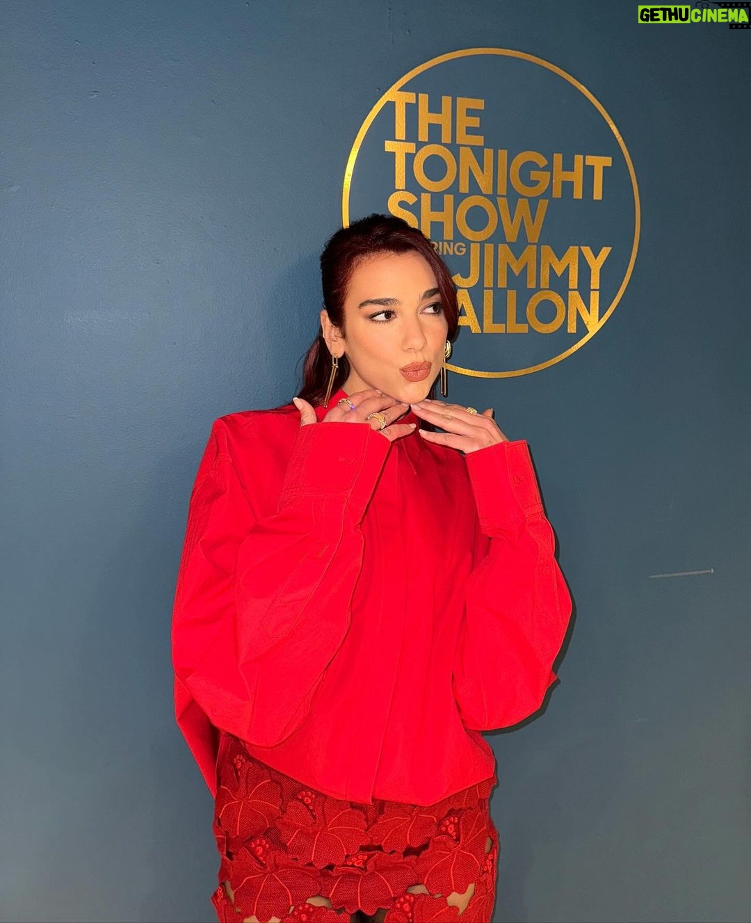 Dua Lipa Instagram - 12hrs in NYC to see my fave @jimmyfallon to kick off the holiday season right!!!! @fallontonight ❄️❤️