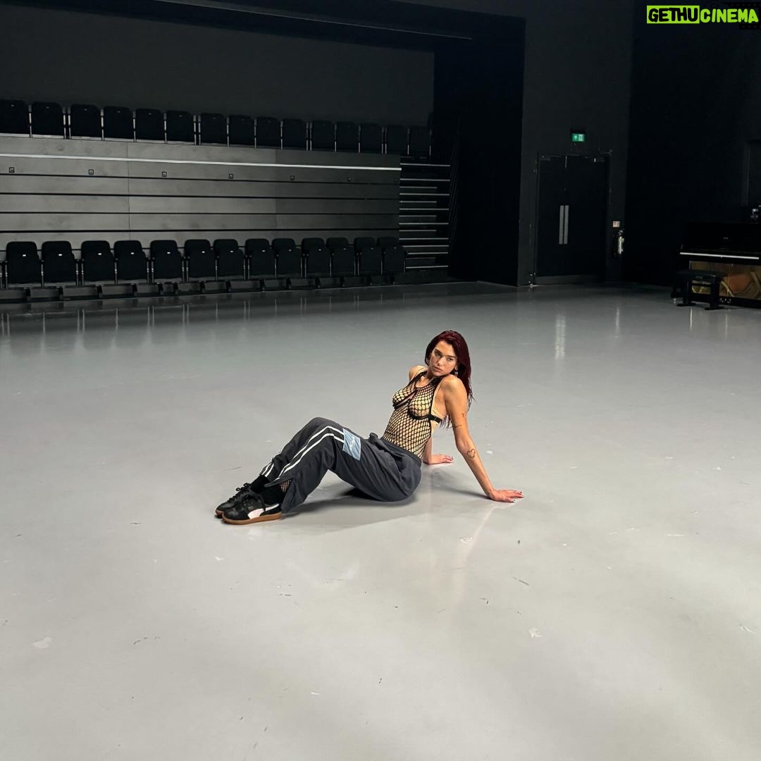 Dua Lipa Instagram - Houdini Extended Edit is OUT NOW and its 5 mins and 54 seconds of pure filth!!!!!! π§πΏπ₯΅π₯΅π₯΅π₯΅π₯΅ check itttttttt