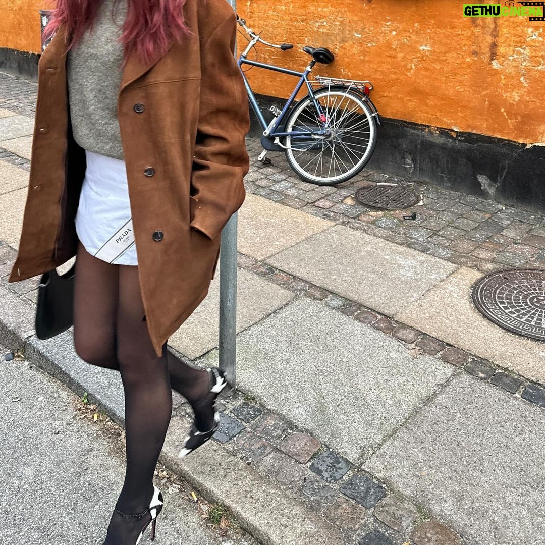 Dua Lipa Instagram - CPH weekend w my sisters 🇩🇰❤️