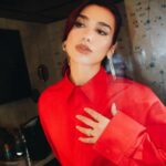 Dua Lipa Instagram - 12hrs in NYC to see my fave @jimmyfallon to kick off the holiday season right!!!! @fallontonight ❄️❤️