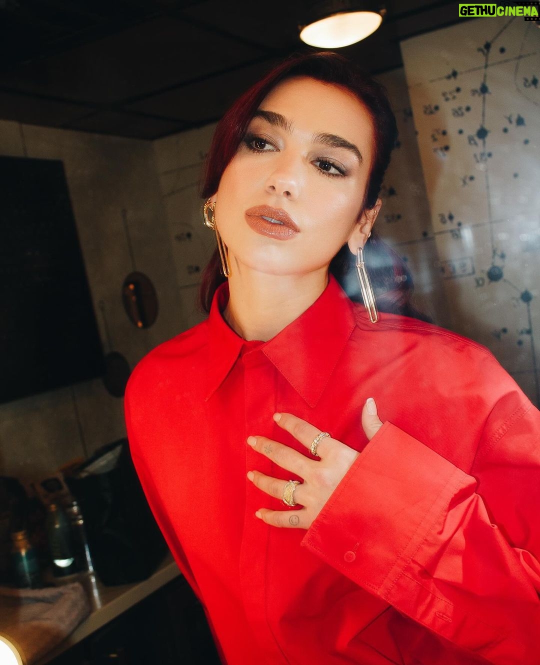 Dua Lipa Instagram - 12hrs in NYC to see my fave @jimmyfallon to kick off the holiday season right!!!! @fallontonight ❄️❤️