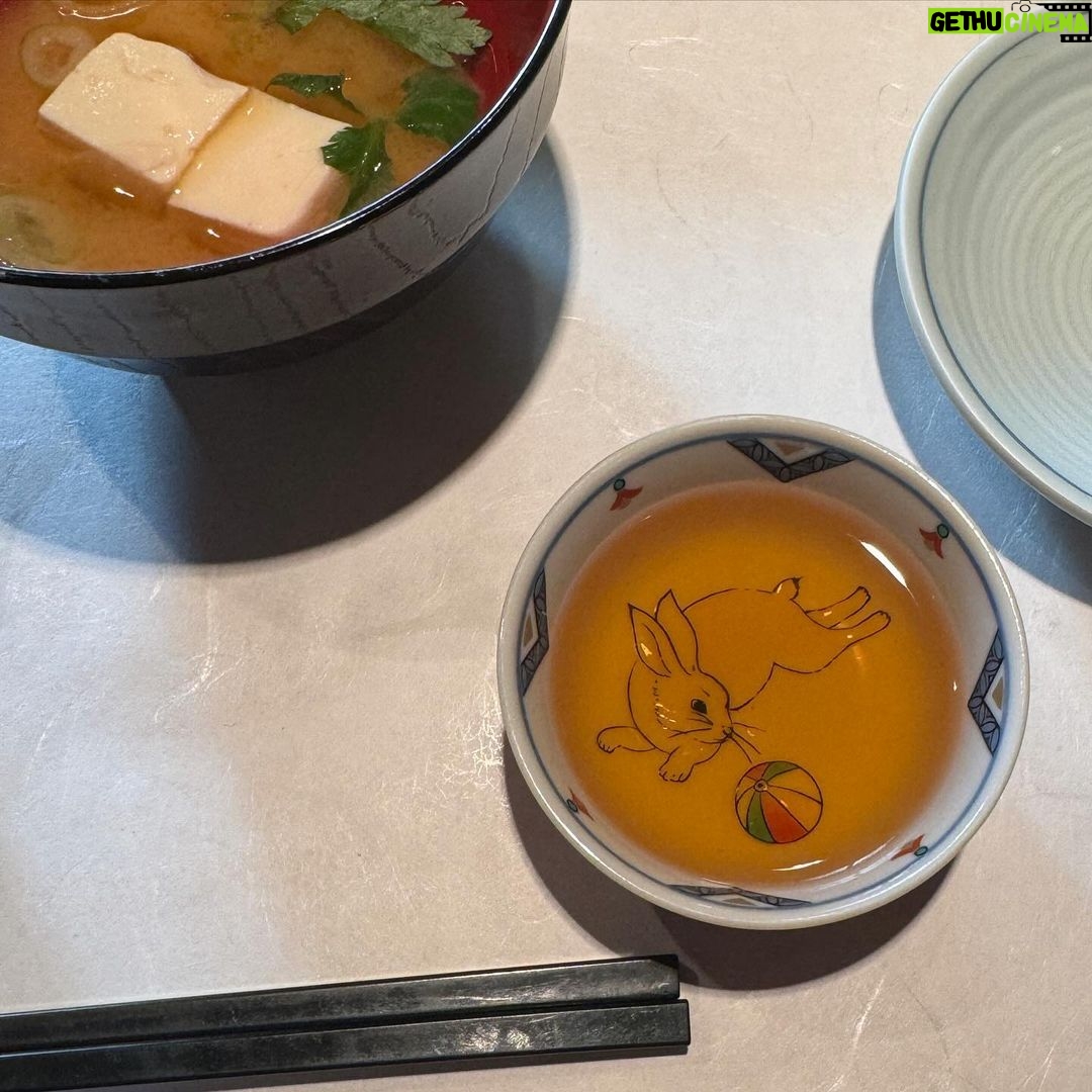 Dua Lipa Instagram - everytime I visit Tokyo I come to see my friend Daisuke because no trip is complete here without his sushi!!! This time he taught me how to make my own perfect nigiri 🍣⭐️🍣⭐️🍣⭐️ + some exploring at Jimbocho "Tokyo's booktown" earlier📚 ~ a perfect day