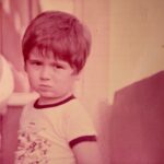 Durul Bazan Instagram - Küçüğüm; Küçüğüm, daha çok küçüğüm Bu yüzden bütün hatalarım Öğünmem bu yüzden Bu yüzden kendimi özel, önemli zannetmem Küçüğüm, daha çok küçüğüm Bu yüzden bütün saçmalamam Yenilmem bu yüzden Bu yüzden kendime hâlâ güvensizliğim Ne kadar az yol almışım, ne kadar az Yolun başındaymışım meğer Elimde yalandan, kocaman, rengârenk Geçici oyuncak zaferler Ne kadar az yol almışım, ne kadar az Yolun başındaymışım meğer Elimde yalandan, kocaman, rengârenk Geçici oyuncak zaferler Küçüğüm, daha çok küçüğüm Bu yüzden bütün korkularım Gururum bu yüzden Bu yüzden çocuk gibi korunmasızlığım Küçüğüm, daha çok küçüğüm Bu yüzden sonsuz endişem Savunmam bu yüzden Bu yüzden bir küçük iz bırakmak için didinmem Ne kadar az yol almışım, ne kadar az Yolun başındaymışım meğer Elimde yalandan, kocaman, rengârenk Geçici oyuncak zaferler Ne kadar az yol almışım, ne kadar az Yolun başındaymışım meğer Elimde yalandan, kocaman, rengârenk Geçici oyuncak zaferler. Sezen