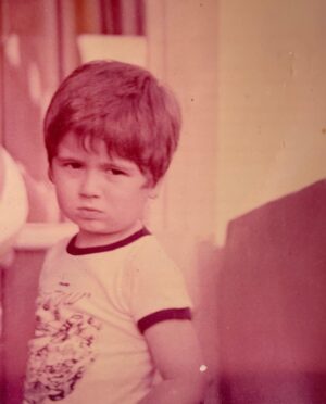 Durul Bazan Instagram - Küçüğüm;
Küçüğüm, daha çok küçüğüm
Bu yüzden bütün hatalarım
Öğünmem bu yüzden
Bu yüzden kendimi özel, önemli zannetmem
Küçüğüm, daha çok küçüğüm
Bu yüzden bütün saçmalamam
Yenilmem bu yüzden
Bu yüzden kendime hâlâ güvensizliğim
Ne kadar az yol almışım, ne kadar az
Yolun başındaymışım meğer
Elimde yalandan, kocaman, rengârenk
Geçici oyuncak zaferler
Ne kadar az yol almışım, ne kadar az
Yolun başındaymışım meğer
Elimde yalandan, kocaman, rengârenk
Geçici oyuncak zaferler
Küçüğüm, daha çok küçüğüm
Bu yüzden bütün korkularım
Gururum bu yüzden
Bu yüzden çocuk gibi korunmasızlığım
Küçüğüm, daha çok küçüğüm
Bu yüzden sonsuz endişem
Savunmam bu yüzden
Bu yüzden bir küçük iz bırakmak için didinmem
Ne kadar az yol almışım, ne kadar az
Yolun başındaymışım meğer
Elimde yalandan, kocaman, rengârenk
Geçici oyuncak zaferler
Ne kadar az yol almışım, ne kadar az
Yolun başındaymışım meğer
Elimde yalandan, kocaman, rengârenk
Geçici oyuncak zaferler.
 Sezen