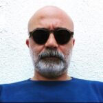 Durul Bazan Instagram – Man o To

Khonak an dam ke neshinim dar eyvan, man o to
Be do naghsho be do soorat, be yeki jan, man o to
Khosh o faregh ze khorafat-e-parishan, man o to
Man o to, bi man o to, jam’ shavim az sar-e-zogh
  Rumî

Saadet zamanı: avluya doğru oturmuşuz, sen ve ben
Endamımız çift, sûretimiz çift, ruhumuz tek, sen ve ben
Bulandıran palavralardan azade, gamsız bir keyif, sen ve ben
Sen ve ben, ne sen varsın ne de ben, bir olmuşuz aşk elinden.
 Rumî