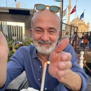Durul Bazan Instagram - Rüzgara rağmen bir yaşıma daha basmış bulunuyorum… Vatana Millete ve Bana hayırlı uğurlu olsun… yayında ve yapımda emeği geçen,başta Annem ve Babam olmak üzere herkese sonsuz teşekkürler 🎂