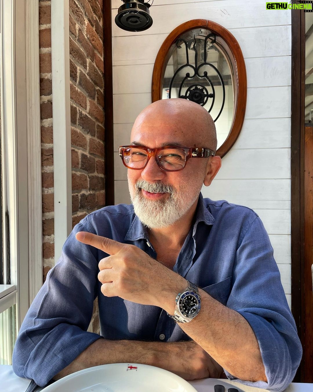 Durul Bazan Instagram - Bak tam şu parmağımın hizasından doğru …... …)