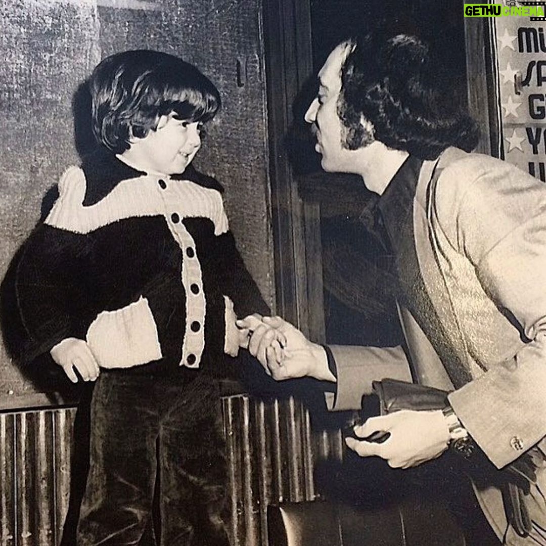 Durul Bazan Instagram - “Babam ve Oğlu” Ben hayatta en çok babamı sevdim Karaçalılar gibi yerden bitme bir çocuk Çarpık bacaklarıyla -ha düştü ha düşecek Nasıl koşarsa ardından bir devin O çapkın babamı ben öyle sevdim Bilmezdi ki oturduğumuz semti Geldi mi de gidici - hep, hep acele işi Çağın en güzel gözlü maarif müfettişi Atlastan bakardım nereye gitti Öyle öyle ezber ettim gurbeti Sevinçten uçardım hasta oldum mu, Kırkı geçerse ateş, çağırırlar İstanbul'a Bi helallaşmak ister elbet , diğ'mi oğluyla! Tifoyken başardım bu aşk oy'nunu, Ohh dedim, göğsüne gömdüm burnumu, En son teftişine çıkana değin Koştururken ardından o uçmaktaki devin, Daha başka tür aşklar, geniş sevdalar için Açıldı nefesim, fikrim, canevim Hayatta ben en çok babamı sevdim. Can Yücel #baba #babalargünü