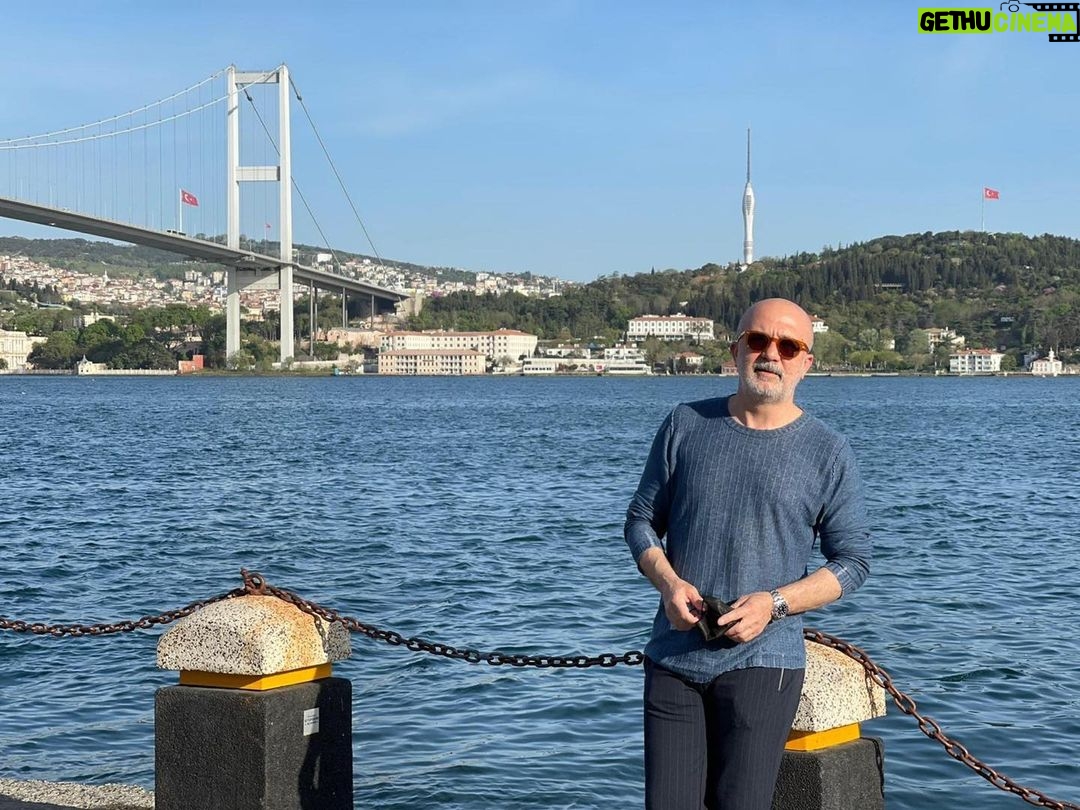 Durul Bazan Instagram - Saçlarını dağıtır rüzgar Yeditepe üzerinden Hatıralar tarihin küllerini savurur Kadın gibi kısrak gibi sarılayım Gel ince beline Yarim İstanbul gel öpeyim gerdanından Tüketilmiş yaşanmamış Hediyelik hayatlar ah bu evler Pencereler bu kapılar sokaklar Hüzün gibi sevinç gibi Eskitilmiş zamanlar Yarim İstanbul gel öpeyim gerdanından Minareler uzanmış gökyüzüne bağırır Kara sevdan nerelerde Yüreğimi çağırır Dua gibi büyü gibi ezberledim hasretini Yarim İstanbul gel öpeyim gerdanından #istanbul #manzara #boğaziçiköprüsü