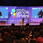 Durul Bazan Instagram - Selçuklu Gençlik Zirvesinde öğrencilerle buluşmak benim için büyük mutluluktu.En başta gençlere böyle bir organizasyon hediye eden Konya Selçuk belediye başkanı @a_pekyatirmaci olmak üzere emeği geçen herkese teşekkür ederim.