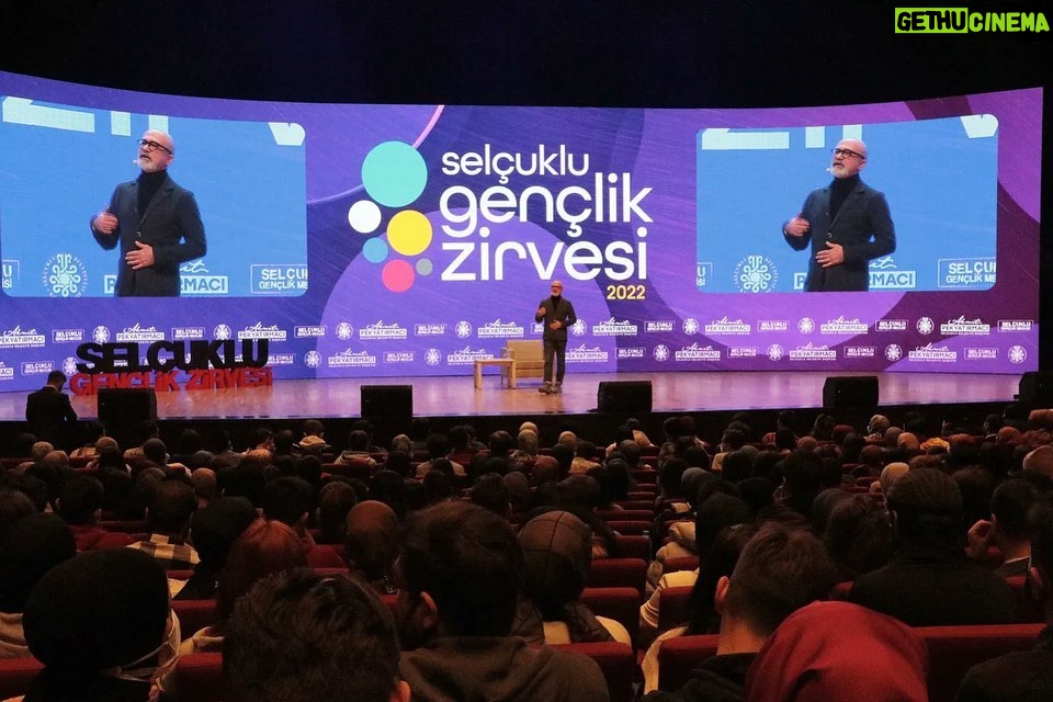 Durul Bazan Instagram - Selçuklu Gençlik Zirvesinde öğrencilerle buluşmak benim için büyük mutluluktu.En başta gençlere böyle bir organizasyon hediye eden Konya Selçuk belediye başkanı @a_pekyatirmaci olmak üzere emeği geçen herkese teşekkür ederim.