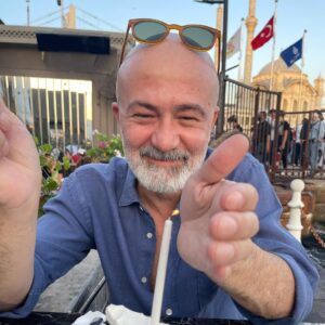 Durul Bazan Instagram - Rüzgara rağmen bir yaşıma daha basmış bulunuyorum… Vatana Millete ve Bana hayırlı uğurlu olsun… yayında ve yapımda emeği geçen,başta Annem ve Babam olmak üzere herkese sonsuz teşekkürler 🎂
