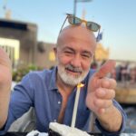 Durul Bazan Instagram - Rüzgara rağmen bir yaşıma daha basmış bulunuyorum… Vatana Millete ve Bana hayırlı uğurlu olsun… yayında ve yapımda emeği geçen,başta Annem ve Babam olmak üzere herkese sonsuz teşekkürler 🎂